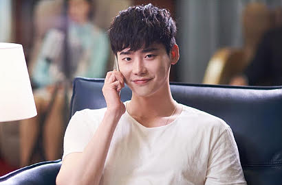 Tersenyum Tipis, Kecenya Lee Jong Suk Todong Pistol Poster Karakter 'W'
