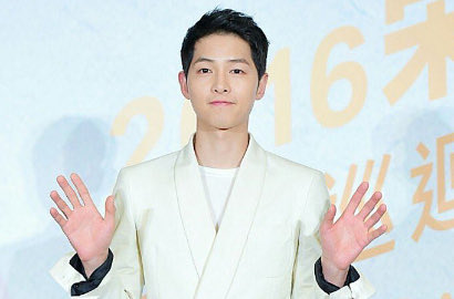 Jadi Model Iklan, Song Joong Ki Goda Fans Pamerkan Tubuh Atletis