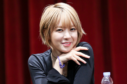 Gaun Kelewat Pendek, Choa AOA Mati-Matian Tutupi Celana Dalamnya