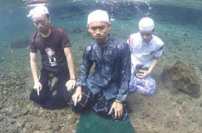 Pose Shalat dalam Air, Tiga Pria Ini Dihujat Netter Malaysia