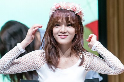 Jimin AOA Ketahuan Baca Buku Sejarah di Pesawat, Ini Kata Netter