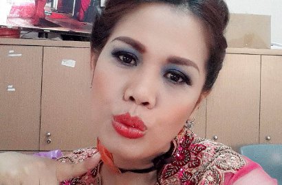 Intip Akting Ely Sugigi Jadi Pembantu Centil di Sinetron Irish Bella