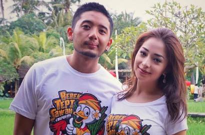 Pakai Baju Koko dan Peci, Pacar Nikita Willy Dikira Pindah Agama