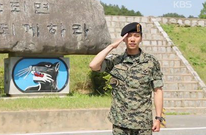 Ganteng Pakai Seragam Tentara, Kulit Mulus Lee Seung Gi Bikin Gagal Fokus