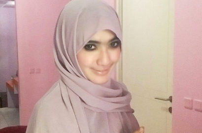Unggah Foto Ceria, Revi Mariska Malah Dikira Tak Pakai Baju