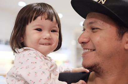 Pose dengan Apel Raksasa, Ekspresi Gempita Putri Gading Bikin Gemas