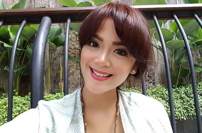 Jadi 'Pengantin', Sheza Idris Tampil Mempesona dalam Balutan Kebaya Jawa