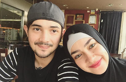 Dapat Hidayah untuk Berhijab, Aryani Fitriana Nangis di Pelukan Suami