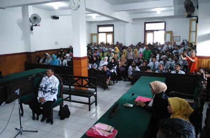 Tak Terima Dicubit, Murid yang Laporkan Gurunya Malah Kedapatan Merokok