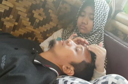 Enaknya Ustadz Yusuf Mansyur Dipijit Manja oleh Putrinya