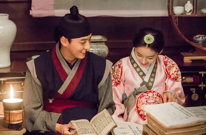 Bikin Baper, Kim Sae Ron Bersandar Mesra di Bahu Yoon Shi Yoon di 'Witch Exemplar'