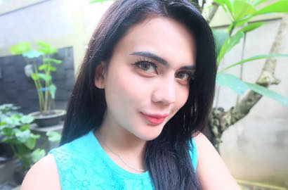 Beredar Foto Hot Anggita Sari Peluk Pria Bertato Tanpa Busana, Siapa?