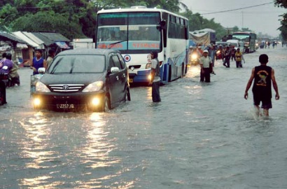 Minta Masyarakat Berdoa Saja Untuk Atasi Banjir, Gubernur Soekarwo Dibully Netter