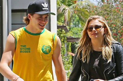 Bikin Iri, Brooklyn Beckham Peluk Mesra Chloe Moretz di Keramaian