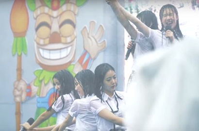 Kehujanan Basah Kuyup, G-Friend Bikin Kagum Tampil Enerjik di Atas Panggung