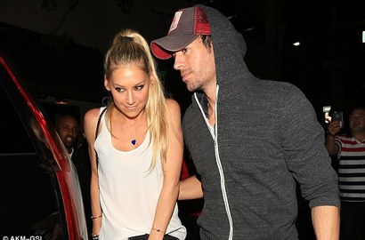 Lama 'Menghilang', Enrique Iglesias Ternyata Masih Pacari Anna Kournikova