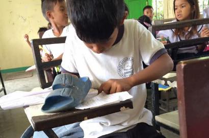 Bikin Trenyuh, Bocah Ini Pakai Sandal Sebagai Penghapus