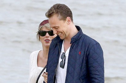 Berbikini Seksi, Taylor Swift Umbar Kemesraan Bareng Tom Hiddleston di Pantai