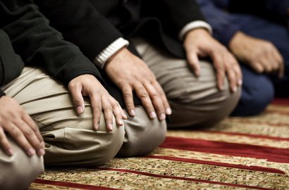 Sholat di Jalan Saat Macet Total, Keluarga Pemudik Tuai Pujian
