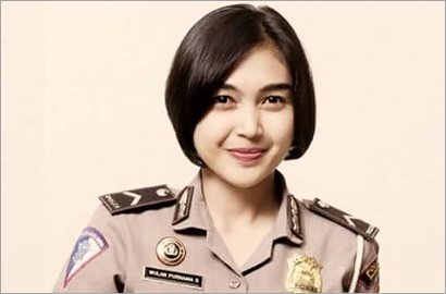 Kawal Lalu Lintas Pemudik Lebaran, Polwan Cantik Ini Bikin Gagal Fokus