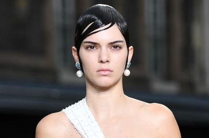 Rayakan Hari Kemerdekaan Amerika, Kendall Jenner Pamer Foto Berbikini Seksi