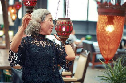 Jadi Fashionista, Nenek Kece Berusia 80 Tahun Ini Bikin Syok Sekaligus Kagum