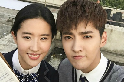 Pelukan Mesra, Liu Yifei Tatap Hangat Kris di Poster 'Never Gone'
