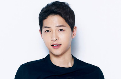 'Diserang' Fans, Perusahaan Iklan Copot Foto Song Joong Ki dari Lantai Kereta