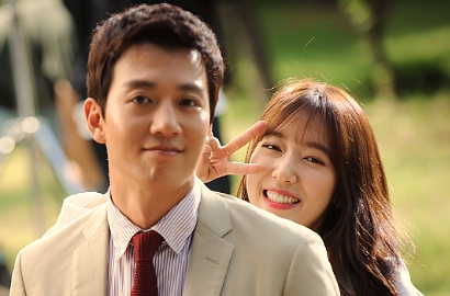 Tatapan Mesra, Park Shin Hye-Kim Rae Won Bikin Baper di Foto BTS 'Doctors'