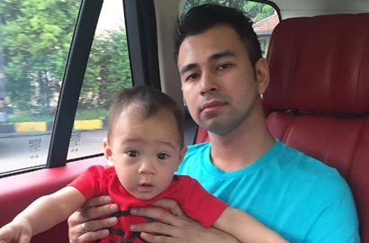 Bikin Haru, Raffi Ahmad Nangis Ajak Rafathar Pertama ke Makam Ayah?