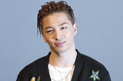 Terbang ke Tiongkok, Taeyang Tampil Ganteng Pakai Baju Batik