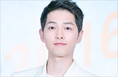 Bikin Heboh, Song Joong Ki Asyik Nonton Pertandingan Baseball di LA