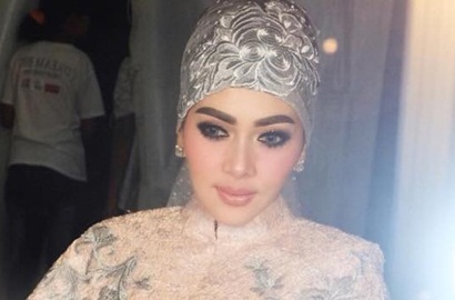 Pakai Mukena Nyapu Jalan, Syahrini Dicibir Netizen