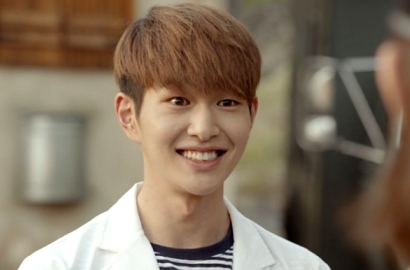 Berkat 'Descendants', Onew SHINee Dapat Penghargaan di Scene Stealer 2016
