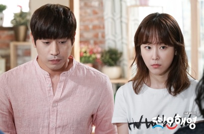 Diisukan Pacaran, Eric Shinhwa-Seo Hyun Jin Hindari Wartawan di Bandara