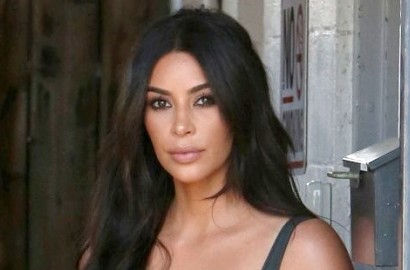 Hasil Diet Ketat, Kim Kardashian Pamer Lekuk Tubuh Seksi dengan Swimsuit