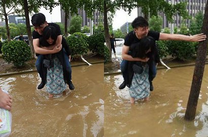 Terlalu Cinta, Wanita Ini Gendong Kekasihnya Lewati Banjir
