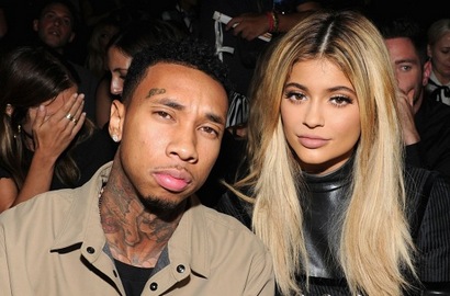 Pamer Cincin, Kylie Jenner Tunangan Dengan Tyga?