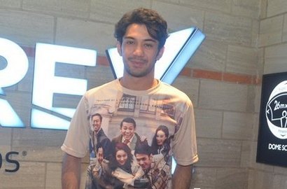 Reza Rahadian Sulit Keluarkan Karakter BJ Habibie di Luar Syuting?
