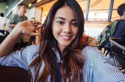 Bergaya Manis dan Sederhana, Aurel Rayakan Ultah ke-18 di Bangkok