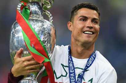 Alami Cedera di Final Euro, Tangis C. Ronaldo Malah Jadi Bahan Ejekan Netter