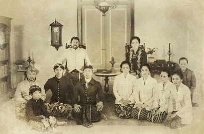 Serba Jadul, Intip Foto Karakter Film 'Kartini' Dian Sastro