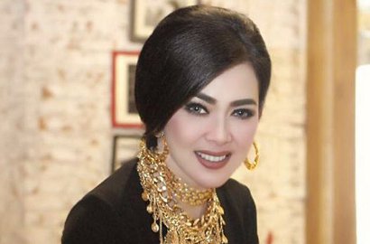 Bepergian Naik Helikopter, Syahrini Malu-Malu Diberi Bunga