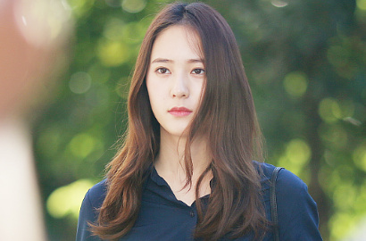 Rayakan Kelulusan, Krystal Cantik Pakai Toga di Foto Adegan 'Graduation Season'