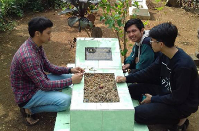 Foto di Kuburan Jadi Tradisi Baru Lebaran, Begini Reaksi Netter