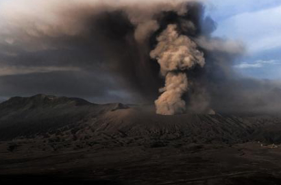 Aktivitas Vulkanik Meningkat, Gunung Bromo Lontarkan Batu Pijar