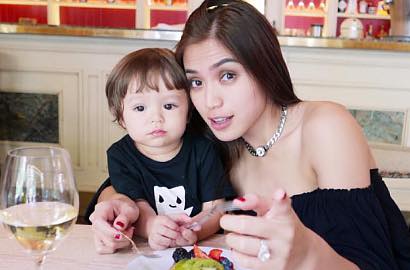 Waduh, Foto Ciuman Jessica Iskandar-Baby El Ini Tuai Pro dan Kontra