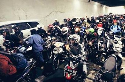 Sesaki Terowongan Demi Berteduh, Pengendara Motor Tuai Pro dan Kontra