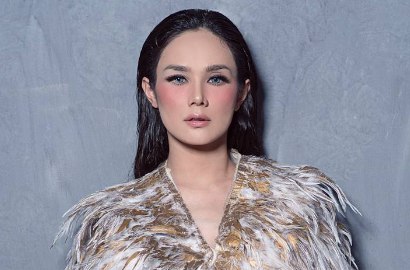 Pakai Mantel Bulu Serupa, Ayu Dewi Dianggap Lebih Keren dari Mulan Jameela
