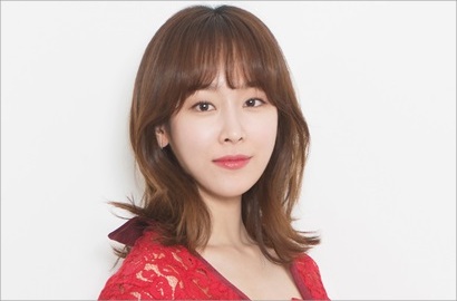 Seo Hyun Jin 'Oh Hae Young Again' Seksi Pamer Belahan Dada di Majalah